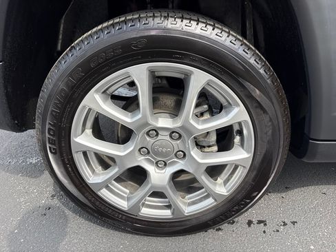 Used 2022 Jeep Compass Latitude AWD/4WD image 11