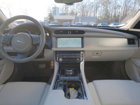 Used 2020 Jaguar XF Premium image 20