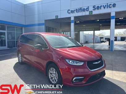 Used 2025 Chrysler Pacifica Select