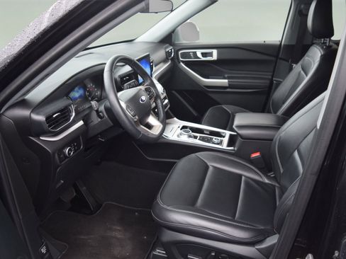 Used 2023 Ford Explorer XLT w/ Equipment Group 202A AWD/4WD image 9
