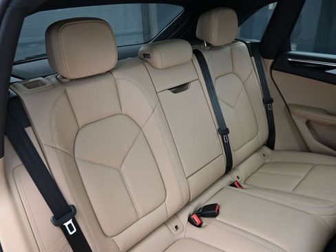 Certified 2025 Porsche Macan AWD/4WD image 28
