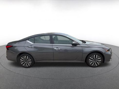 Used 2025 Nissan Altima 2.5 SV FWD image 16