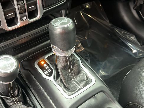 Used 2018 Jeep Wrangler Unlimited Sahara image 17