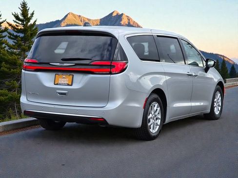 Used 2024 Chrysler Pacifica Touring-L FWD image 7