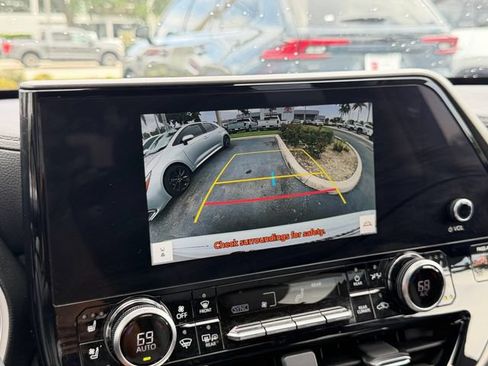 Used 2023 Toyota Highlander Limited FWD image 21