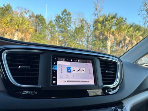 Used 2023 Chrysler Voyager LX image 26