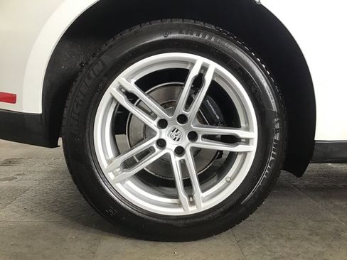Certified 2024 Porsche Macan AWD/4WD image 13