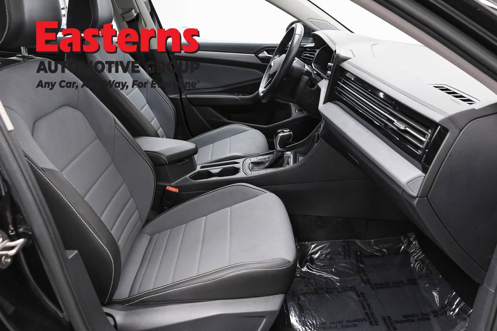 Used 2025 Volkswagen Jetta SE FWD image 25