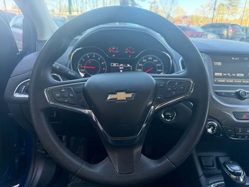 Used 2017 Chevrolet Cruze LT w/ Convenience Package image 18
