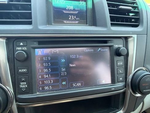 Used 2013 Toyota Highlander SE FWD image 13