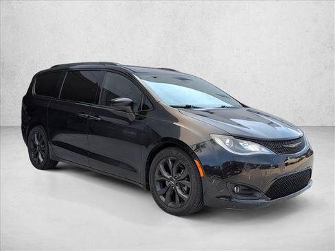 Used 2018 Chrysler Pacifica Touring-L Plus FWD image 7