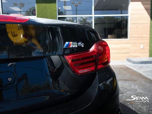 Used 2018 BMW M4 Convertible image 19