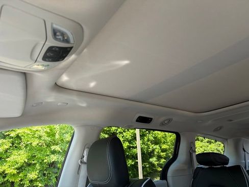 Used 2023 Chrysler Pacifica Limited AWD/4WD image 28
