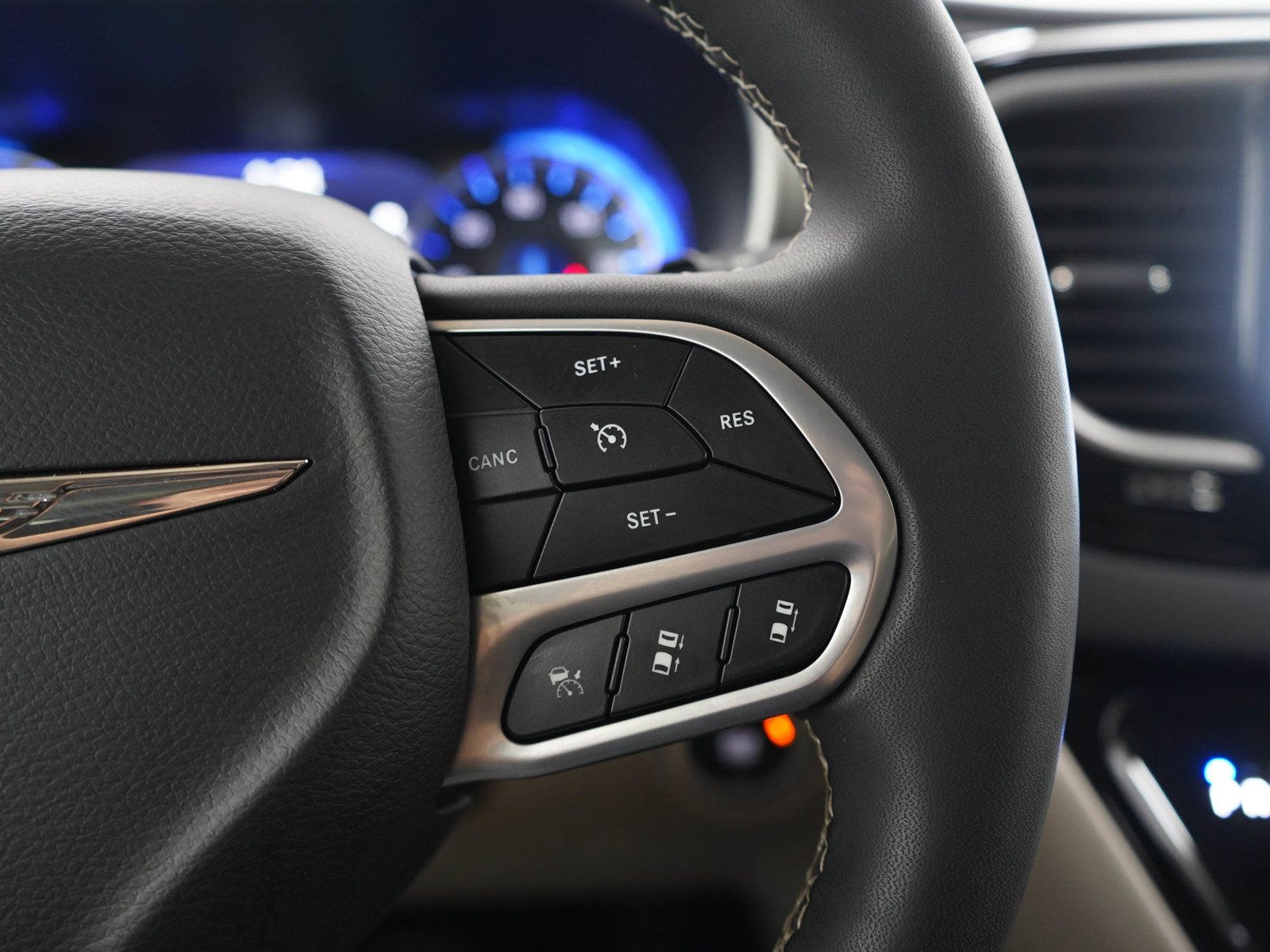 Used 2023 Chrysler Pacifica Touring-L FWD image 29