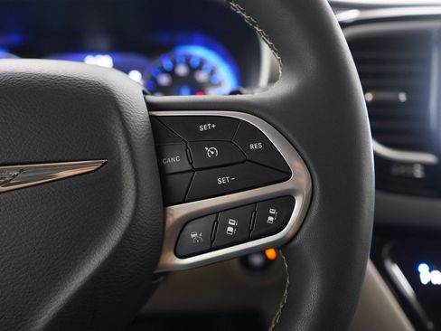 Used 2023 Chrysler Pacifica Touring-L FWD image 29