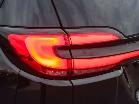 Used 2024 Chrysler Pacifica Select image 8