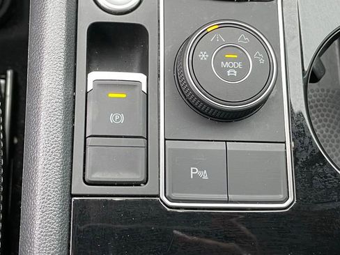 Certified 2023 Volkswagen Atlas Cross Sport SEL R-Line AWD/4WD image 31