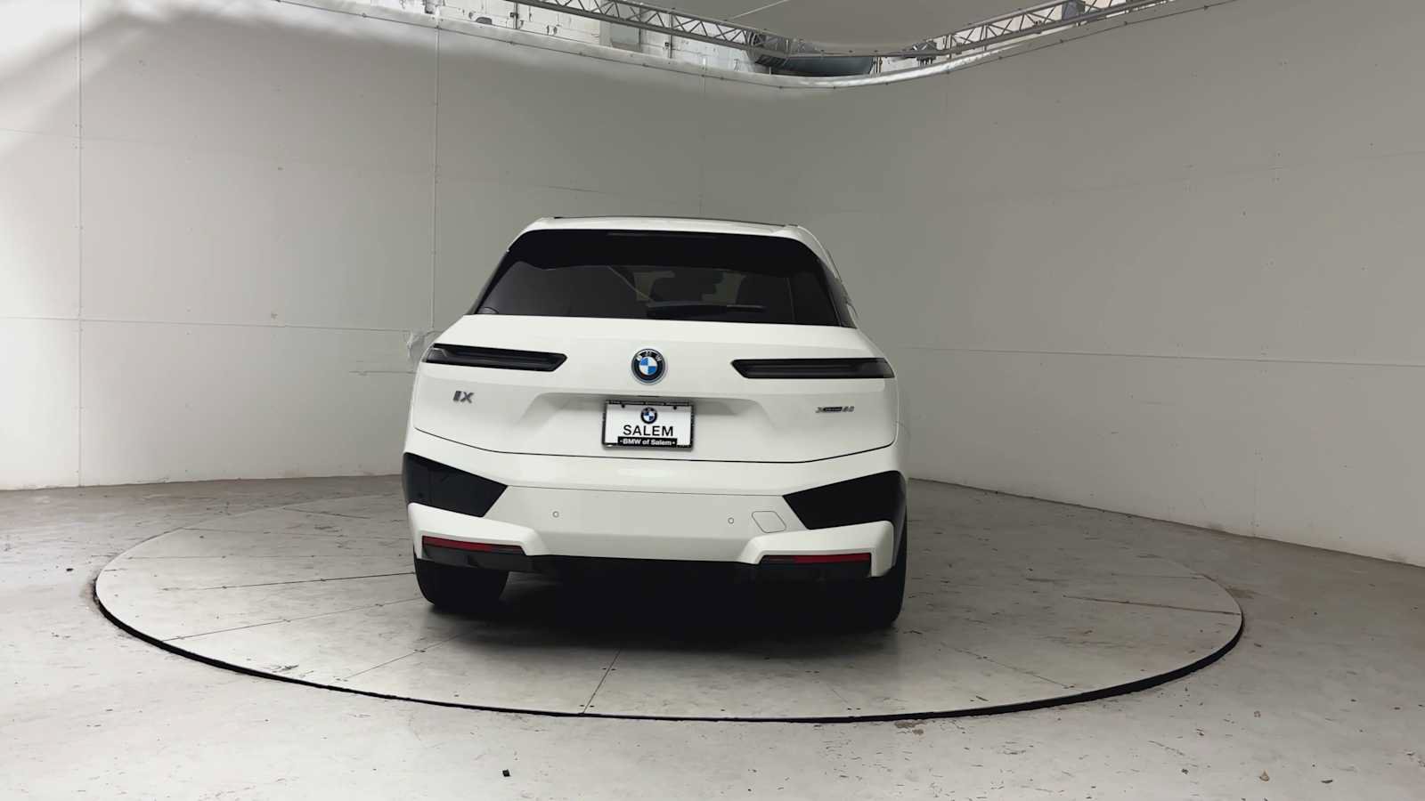 Used 2024 BMW iX xDrive50 w/ Sport Package AWD/4WD image 7