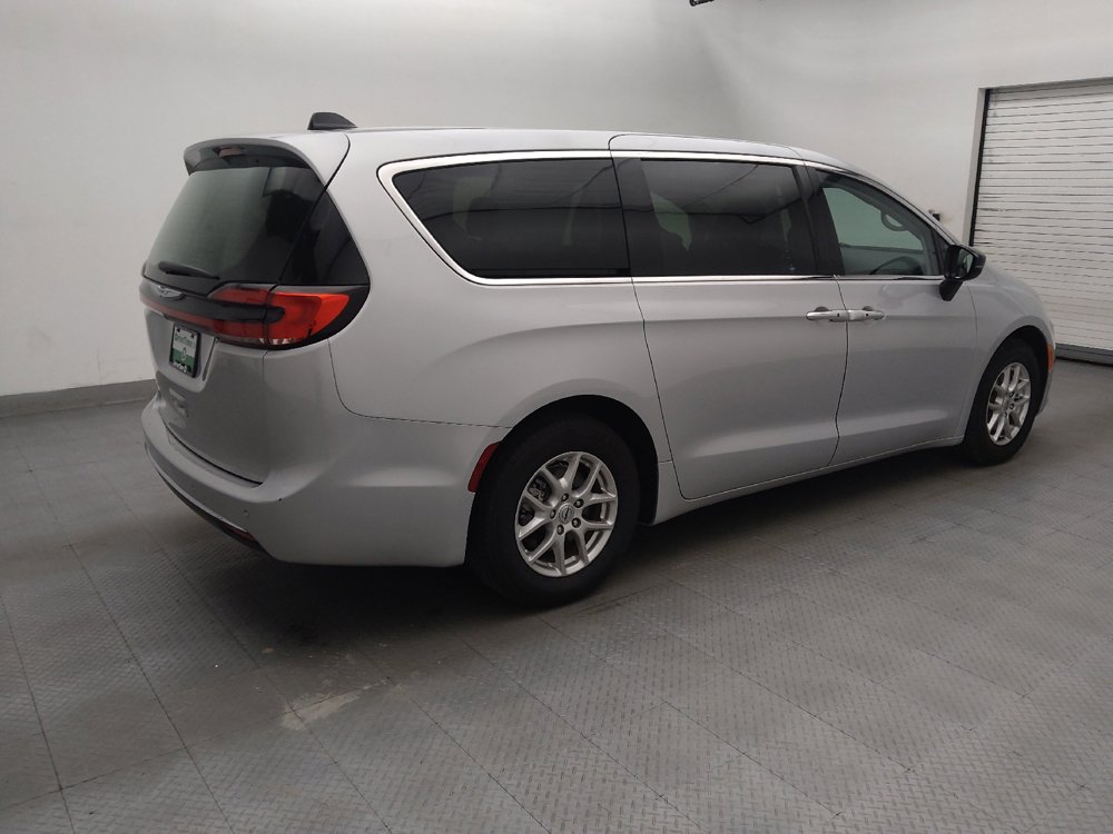 Used 2024 Chrysler Pacifica Touring-L FWD image 10