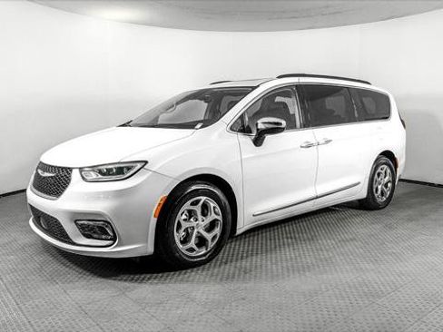 Used 2023 Chrysler Pacifica Limited FWD image 2