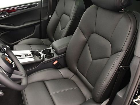 Used 2025 Porsche Macan Turbo image 39