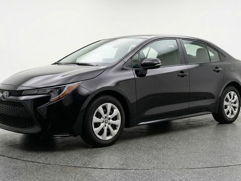 Used 2025 Toyota Corolla LE image 3