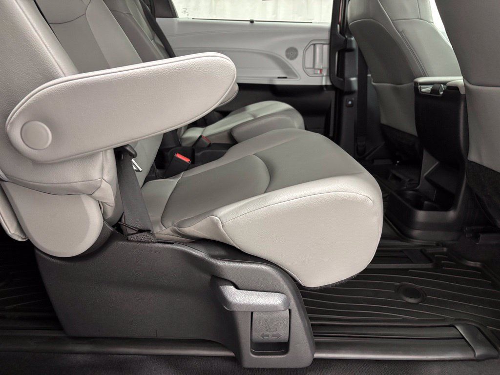 Used 2026 Toyota Sienna XLE AWD/4WD image 57
