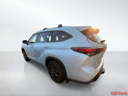 Used 2022 Toyota Highlander Bronze Edition FWD image 4