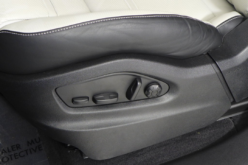 Used 2025 Porsche Cayenne AWD/4WD image 23