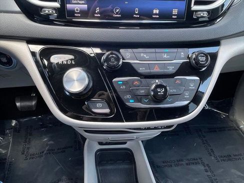 Certified 2023 Chrysler Pacifica Touring-L FWD image 35