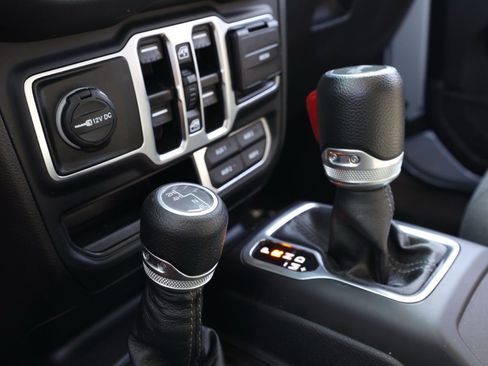 Used 2024 Jeep Wrangler Sahara image 31