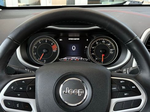 Used 2017 Jeep Cherokee Trailhawk AWD/4WD image 35