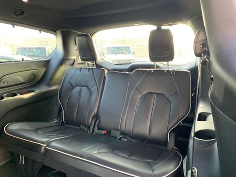 Used 2025 Chrysler Pacifica Limited image 17