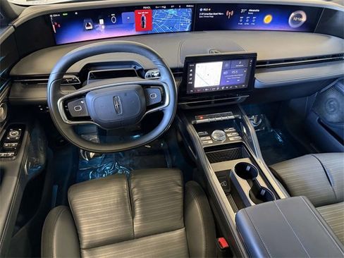 Used 2025 Lincoln Nautilus Reserve image 4