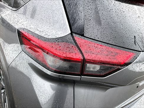 Used 2024 Nissan Rogue SV image 32