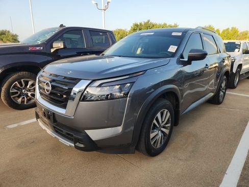 Used 2025 Nissan Pathfinder SL FWD image 3
