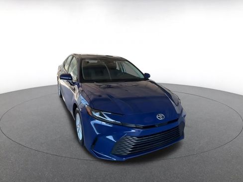Used 2025 Toyota Camry LE image 5