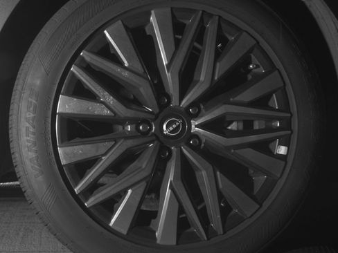 Used 2025 Nissan Altima 2.5 SV FWD image 18