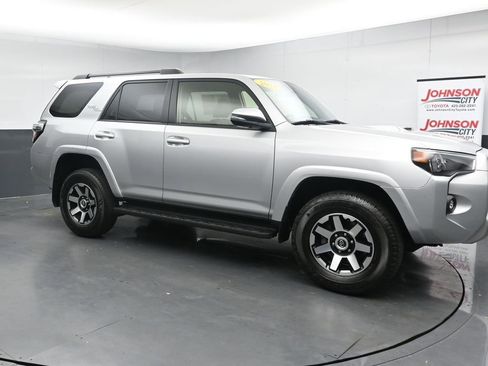 Used 2024 Toyota 4Runner TRD Off-Road Premium AWD/4WD image 2