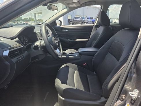Used 2025 Nissan Altima 2.5 SV FWD image 9