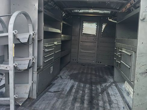 Used 2010 Chevrolet Express 2500 Van 3D image 4