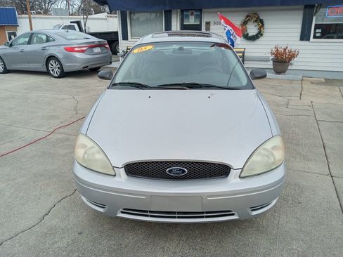 Used 2005 Ford Taurus SE image 2
