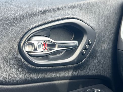 Used 2019 Jeep Cherokee Limited image 24