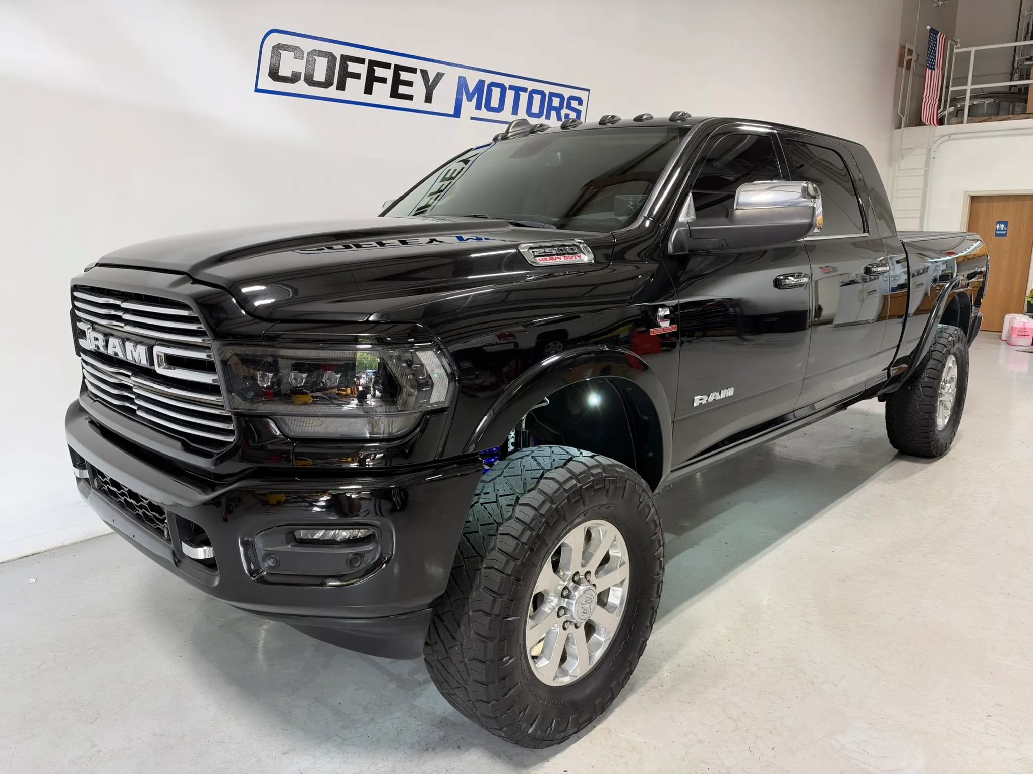 Used 2022 RAM 2500 Laramie AWD/4WD image 2
