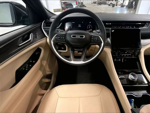 Used 2024 Jeep Grand Cherokee Limited AWD/4WD image 17