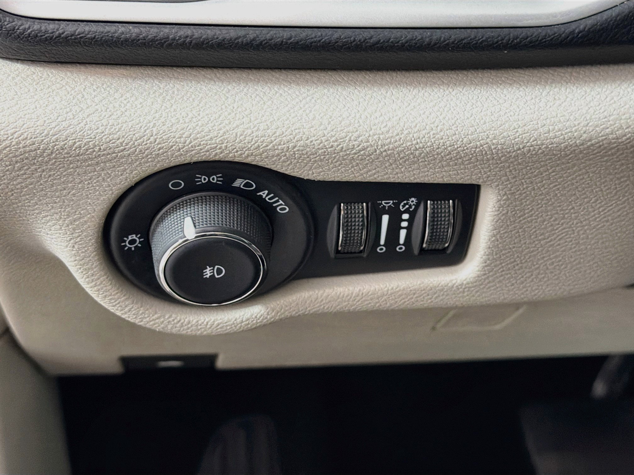 Used 2024 Chrysler Pacifica Touring-L FWD image 16