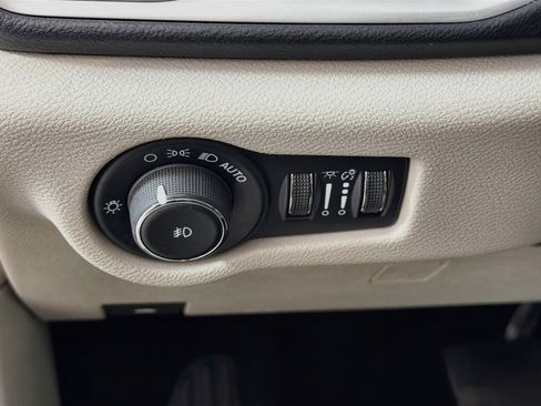 Used 2024 Chrysler Pacifica Touring-L FWD image 16