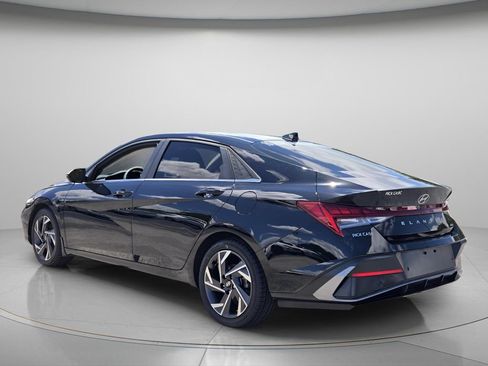 Certified 2024 Hyundai Elantra Limited FWD image 7