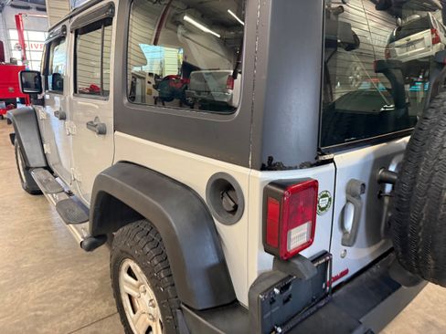 Used 2012 Jeep Wrangler Unlimited Sport AWD/4WD image 30