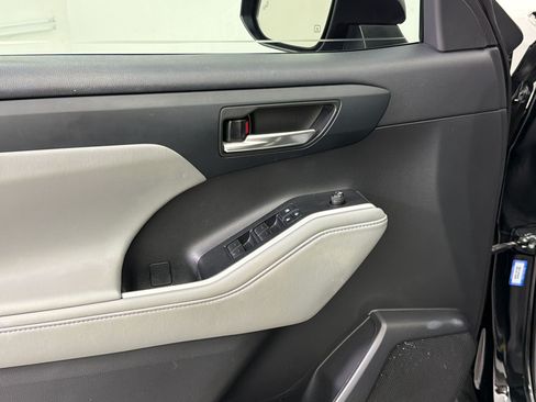 Used 2022 Toyota Highlander XLE FWD image 26